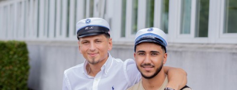 To elever foran Hvidovre-bygningen