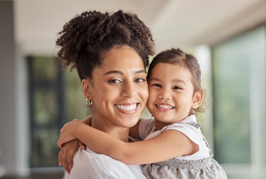 Billede af mor der læser på hf-pakke