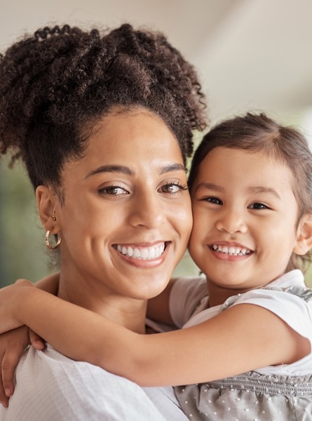 Billede af mor der læser på hf-pakke