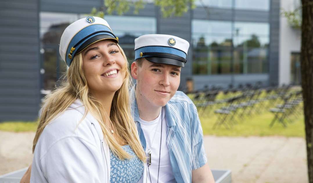 To studenter foran HF-skolen på Amager ved Kastrup Station