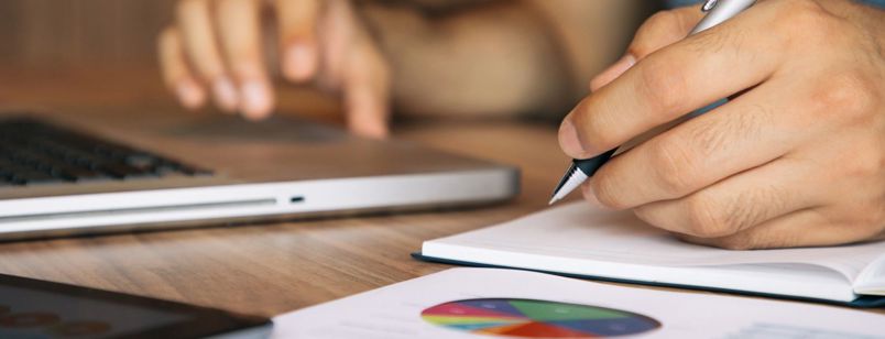 Billede af skolebøger og computer