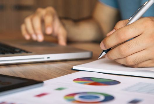 Billede af skolebøger og computer