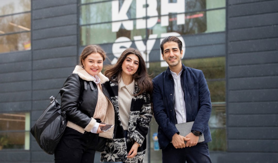 Billede af tre hf-elever foran HF-skolen på Amager på Amager strandvej