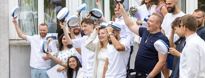 Klassebillede af glade HF elever fra HF & VUC København Syd