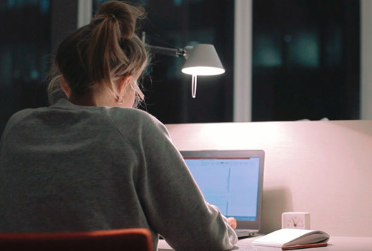 Billede af elev, der læser HF e-learning