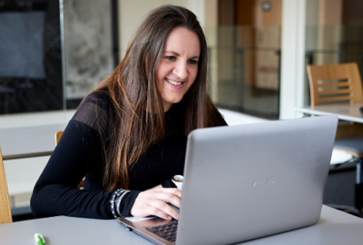 Billede af elev ved computer