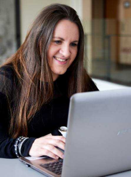 Billede af elev ved computer