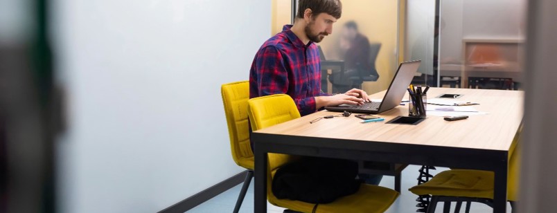 Billede af mand, der læser e-learning