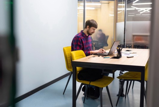 Billede af mand, der læser e-learning