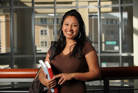 Billede af elev, der læser på sygeplejerskepakken