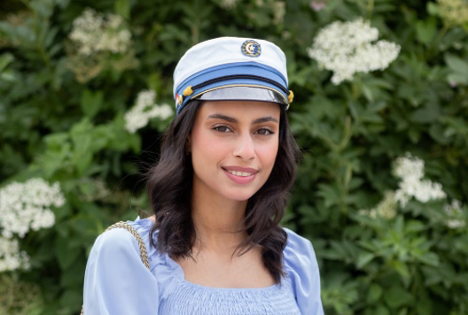 Billede af HF-elev med blå kjole