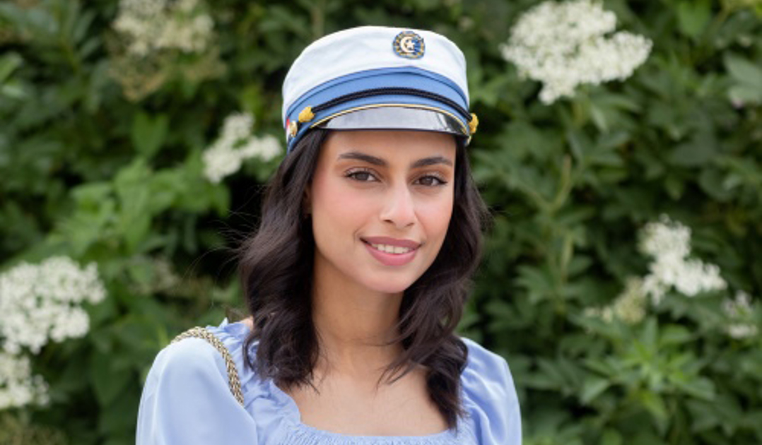 Billede af HF-elev med blå kjole