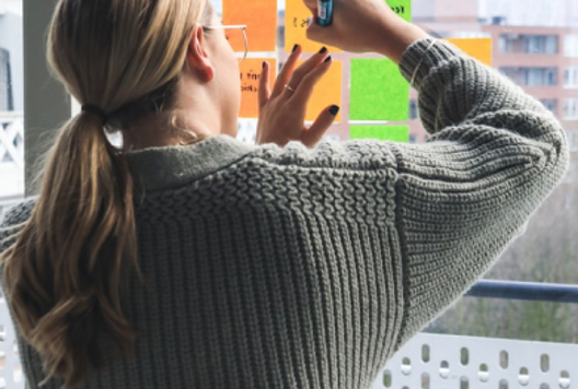 Billede af elever der skriver post-its