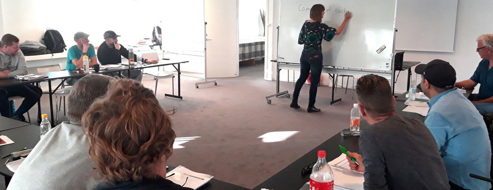 Billede Af Lufthavnsmedarbejdere Der Lærer Spansk