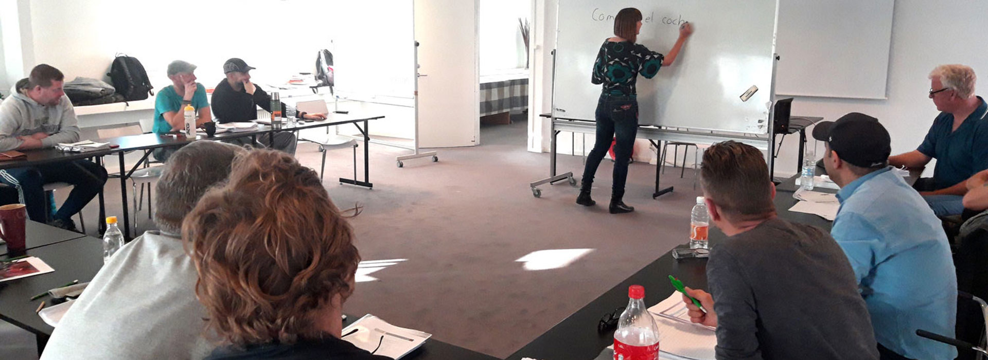 Billede Af Lufthavnsmedarbejdere Der Lærer Spansk