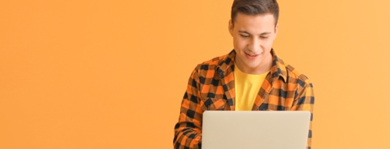 Billede af mand der arbejder ved computer