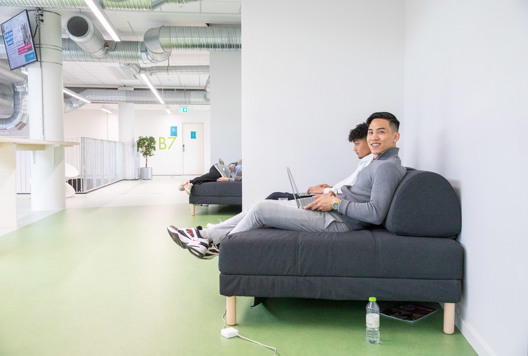 Billede af to elever på den nye HF-skole på Amager